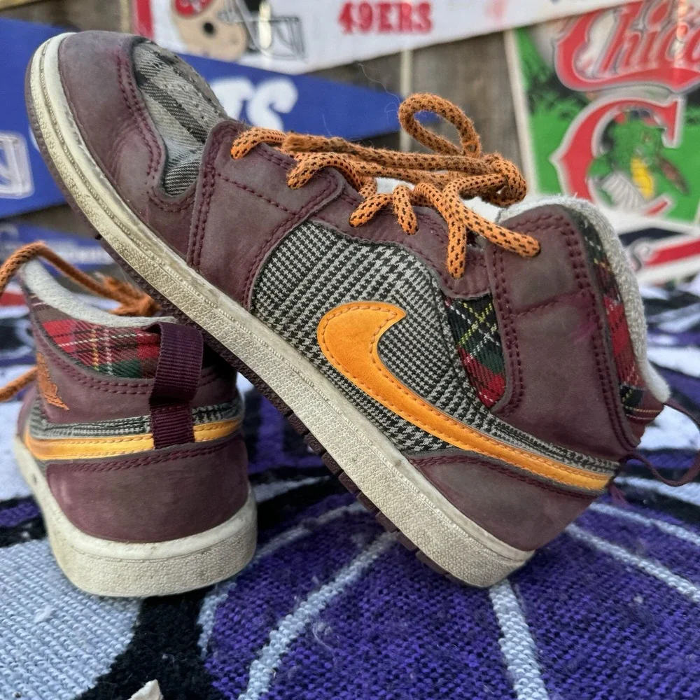 Size 2Y - Nike Air Jordan 1 Mid SE (PS) Night Maroon/Total‎ Orange FD5461-608
